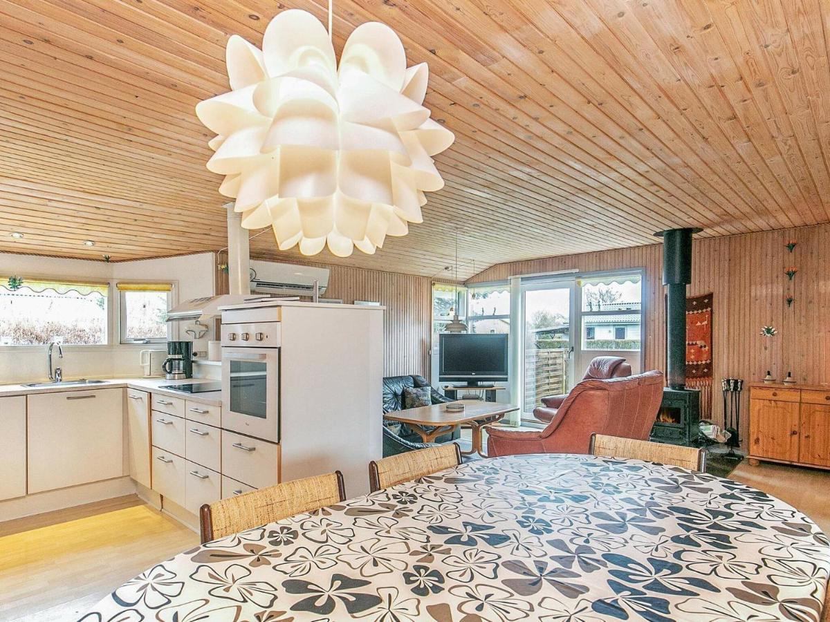 8 Person Holiday Home In Hesselager Kamer foto